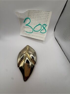 Gold Leaf-Shaped Fashion Brooch - Elegant Women's Accessory